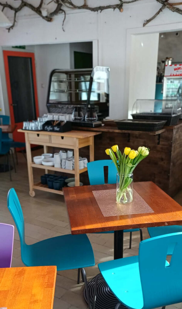 Linda's Retro Cafén kutsuva palvelualue, jossa näkyy kahvipiste ja viihtyisät istumapaikat