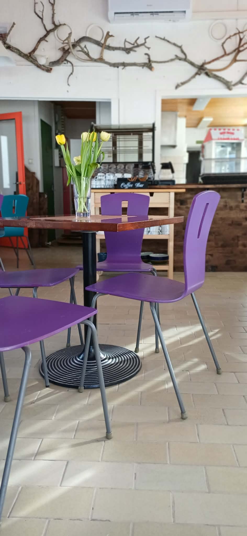 Tervetuloa nauttimaan kahvista ja kotitekoisista herkuista Linda's Retro Cafeen