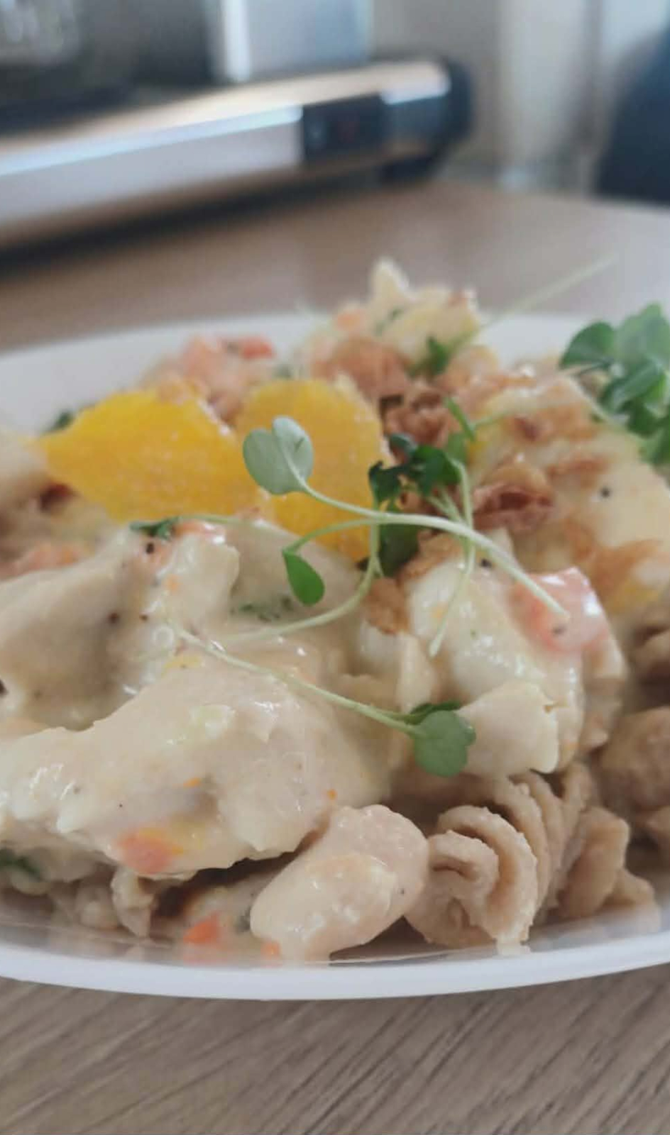 Kermainen lounaspasta mandariinilla ja versuilla