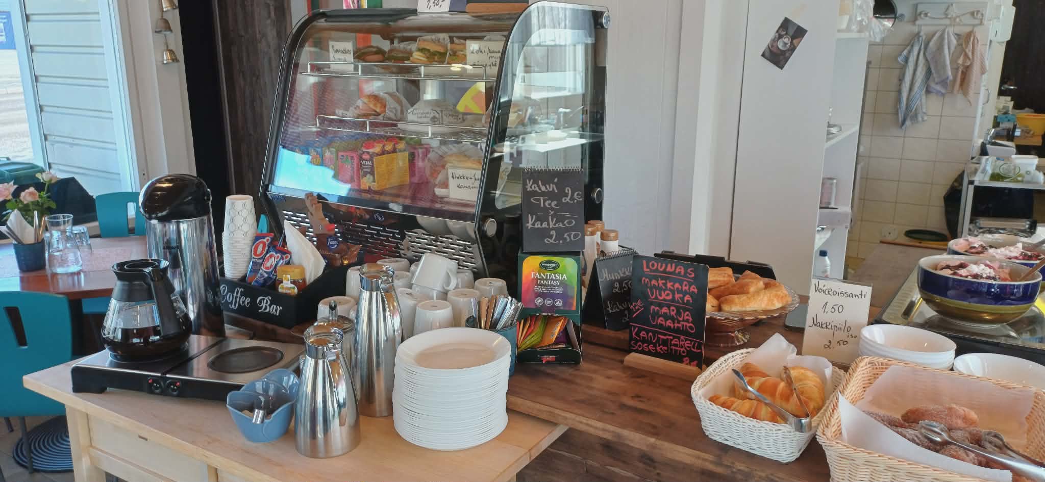 Lindan Retro Cafen noutopöytä täynnä tuoreita leivonnaisia, croissanteja, täytettyjä sämpylöitä ja kahvipiste kotoisassa tunnelmassa.